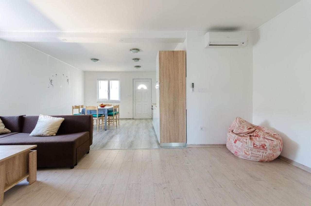 Apartments Ester โลปาร์ ภายนอก รูปภาพ