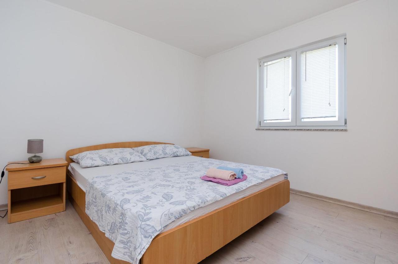 Apartments Ester โลปาร์ ภายนอก รูปภาพ