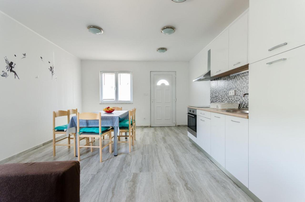 Apartments Ester โลปาร์ ภายนอก รูปภาพ