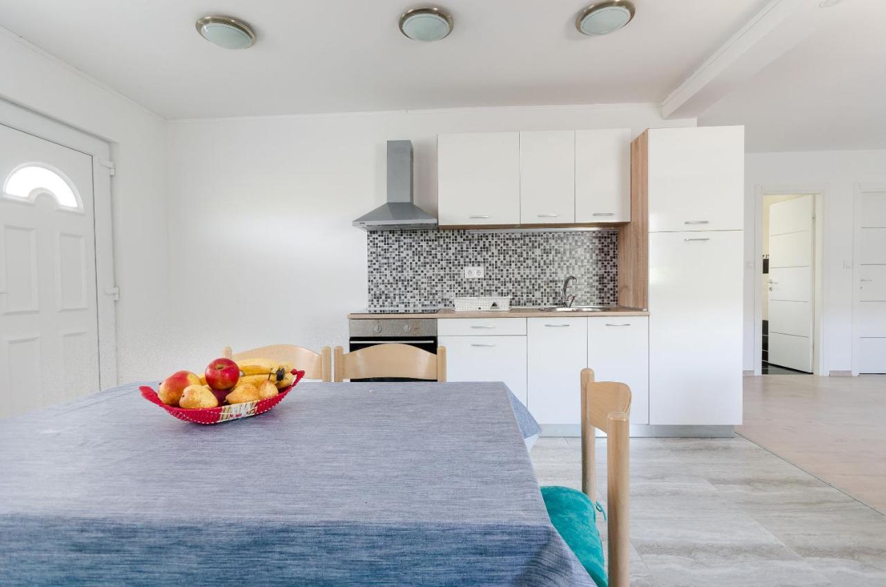 Apartments Ester โลปาร์ ภายนอก รูปภาพ