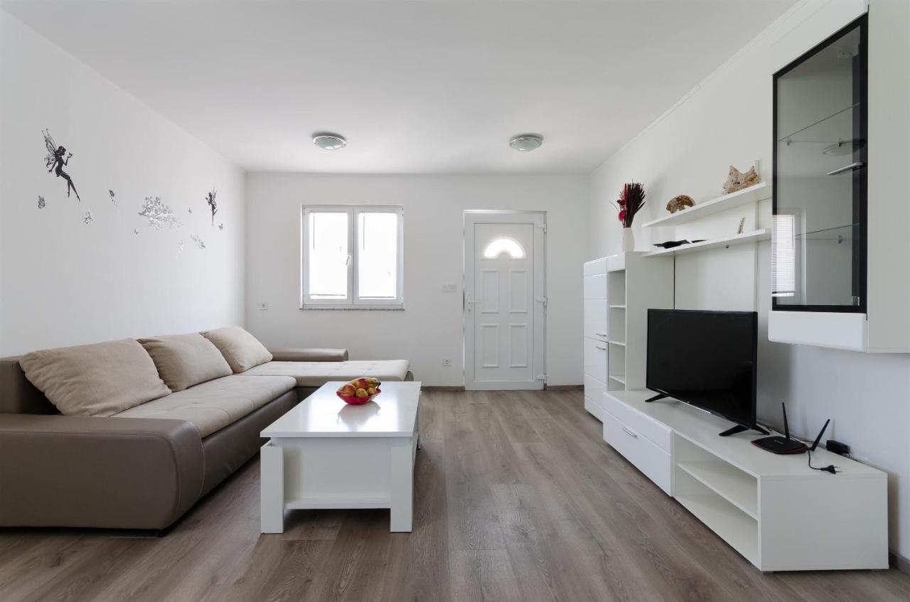 Apartments Ester โลปาร์ ภายนอก รูปภาพ