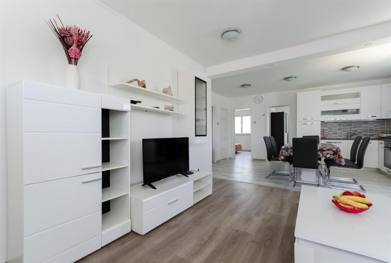Apartments Ester โลปาร์ ภายนอก รูปภาพ