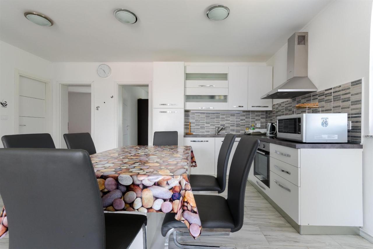 Apartments Ester โลปาร์ ภายนอก รูปภาพ