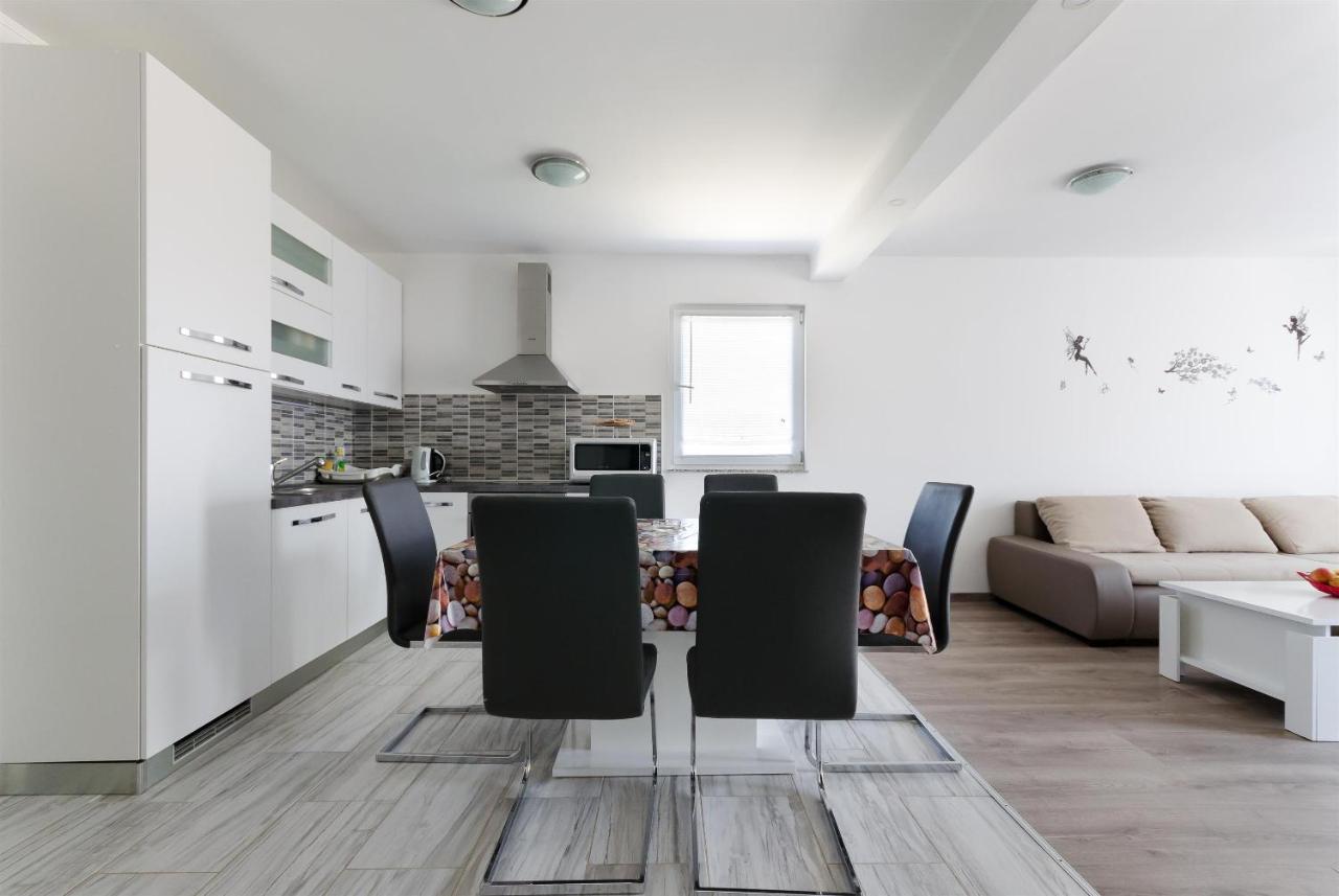Apartments Ester โลปาร์ ภายนอก รูปภาพ