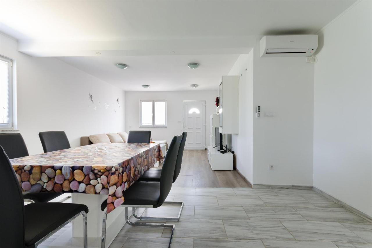Apartments Ester โลปาร์ ภายนอก รูปภาพ